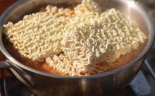 【悲報】エジプトの少年、ラーメン食べ過ぎで死亡。未調理で3袋食べる