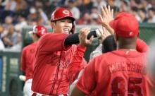 カープ中村奨成〝値千金〟巨人石川から7号決勝ソロホームラン！塁上で力強くガッツポーズ！！